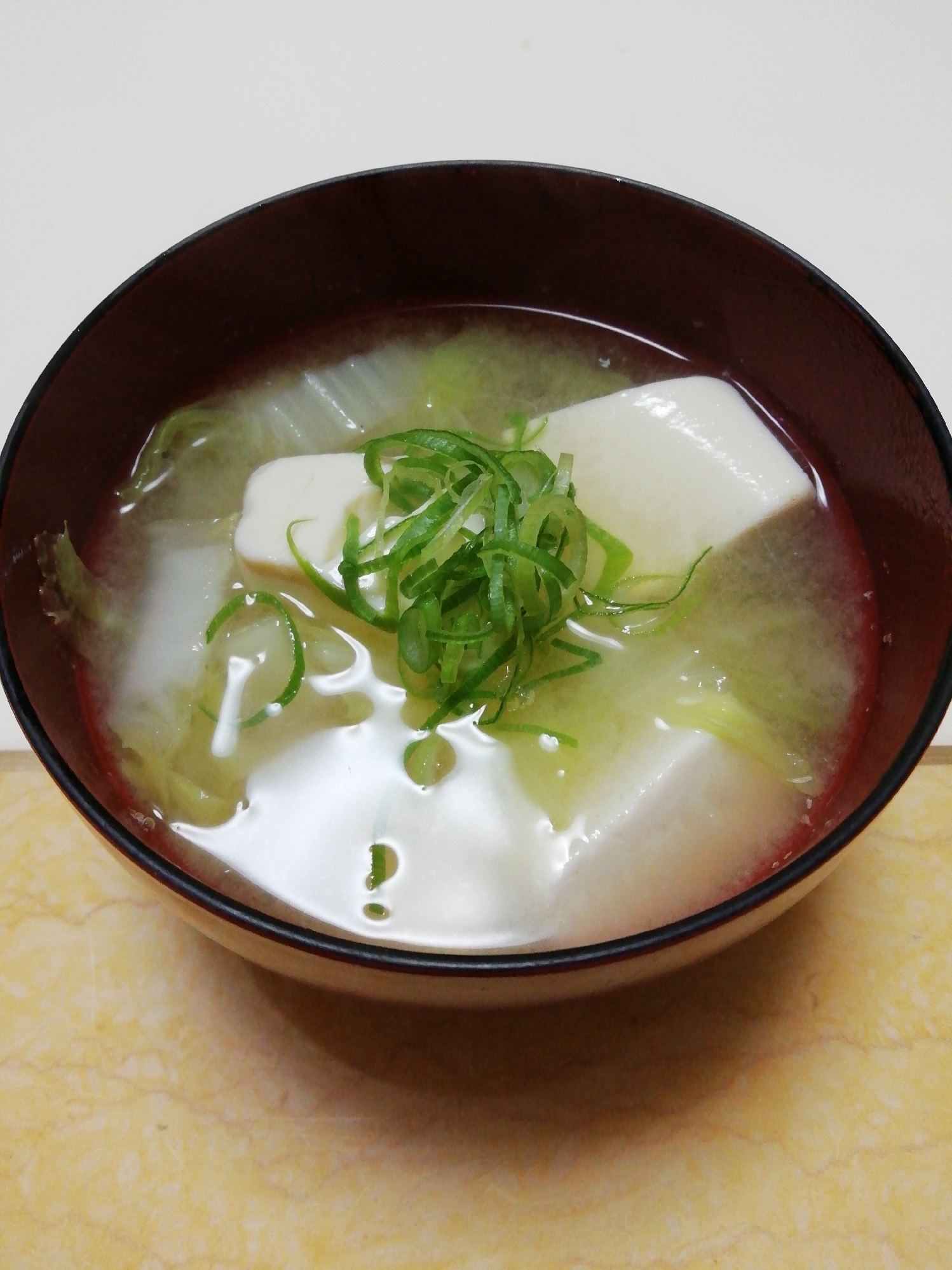 豆腐と白菜の麦味噌汁