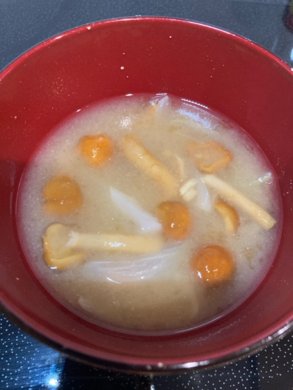我が家の味噌汁★玉ねぎとなめこ