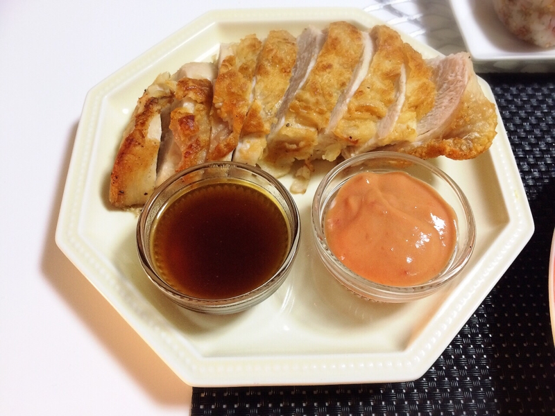 鶏胸肉のグリル焼き美味しいソース2種類で…