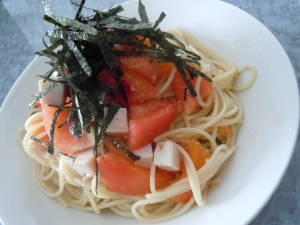 昆布茶とごま油で☆トマトと鶏ハムの冷製和風パスタ