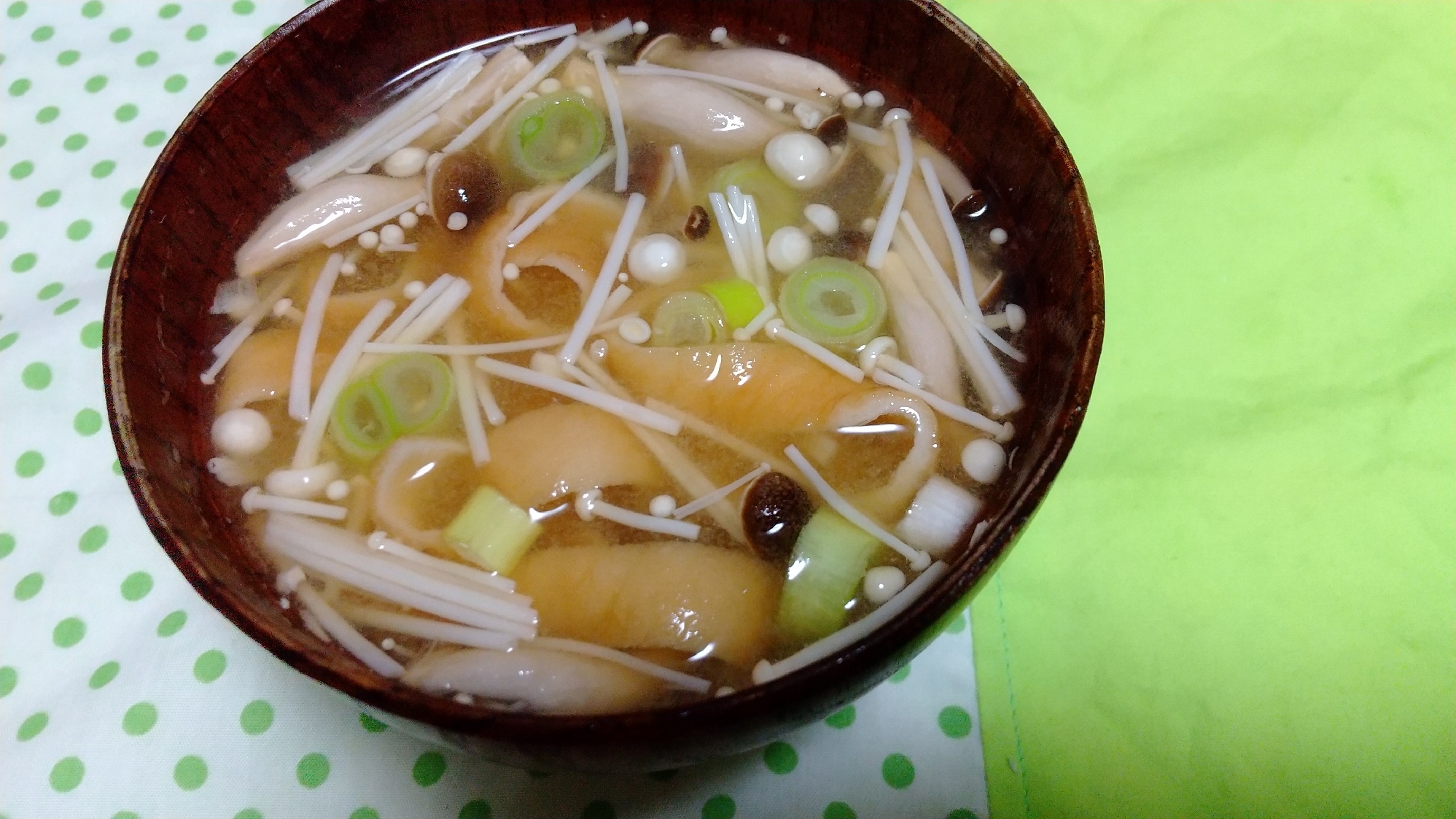 今日の味噌汁☆きのこと焼き麩、長ネギの味噌汁