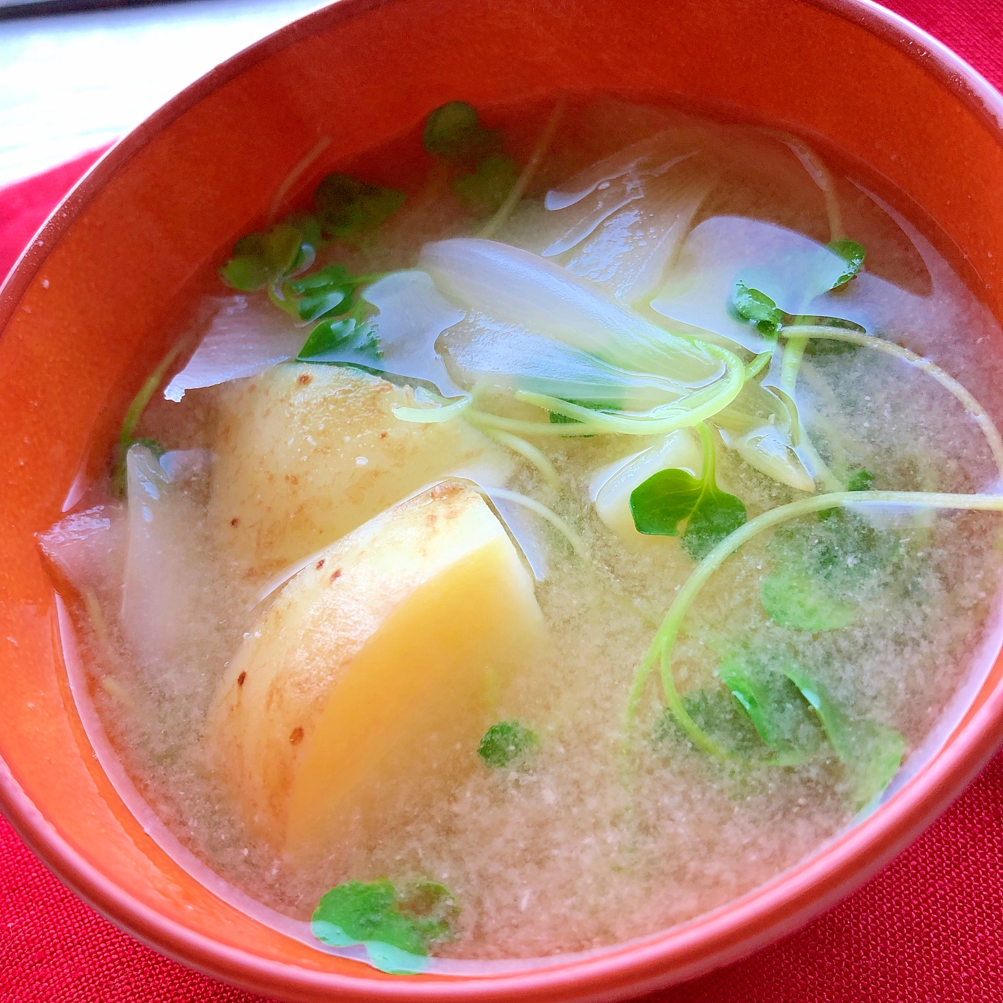 皮ごと美味しい新じゃがの味噌汁