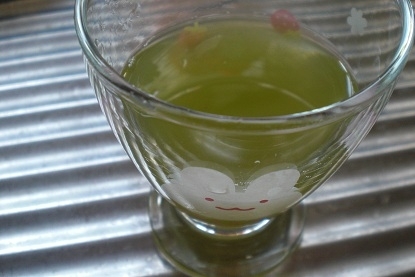 続いて水出し緑茶のレポで～す。
きれいな色に出た緑茶は
特に美味しく感じますね。
ごちそうさまでした。
(*^_^*)