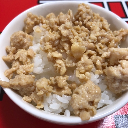 豚ひき肉と新玉ねぎのそぼろ丼