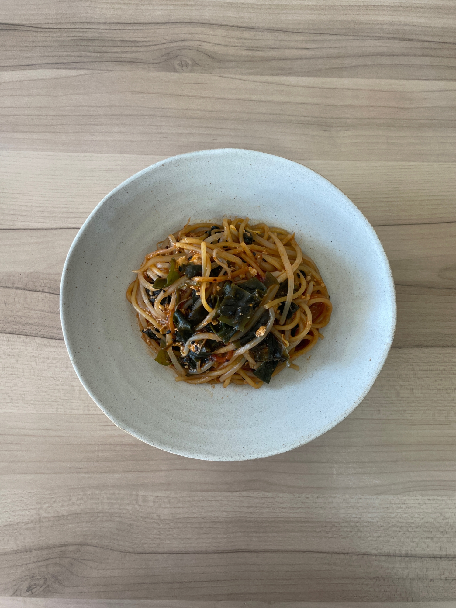 緑豆もやしとわかめの一味唐辛子トマト豆腐パスタ
