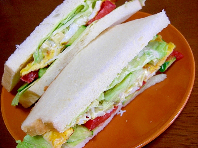 アボカドとふんわり卵と野菜のサンドイッチ