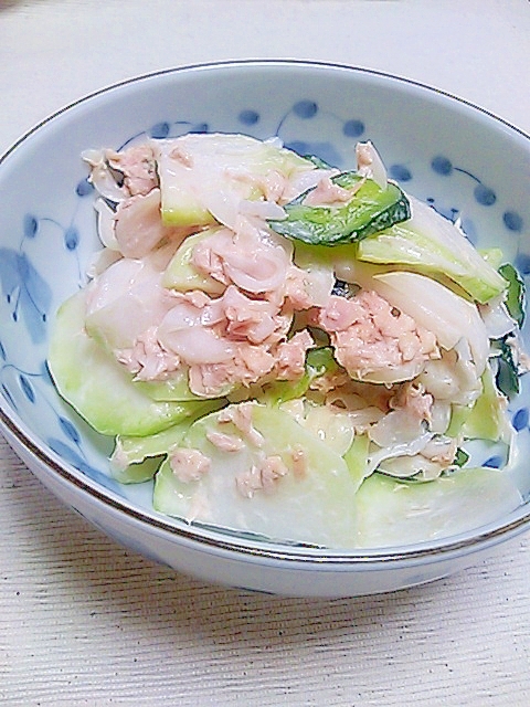 青い模様が入った皿に盛り付けたコールラビとツナとマヨネーズのサラダ