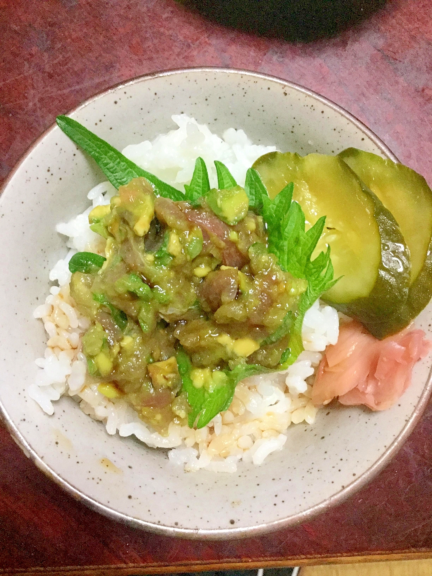 アボガド入り鯵のタタキの海鮮丼。