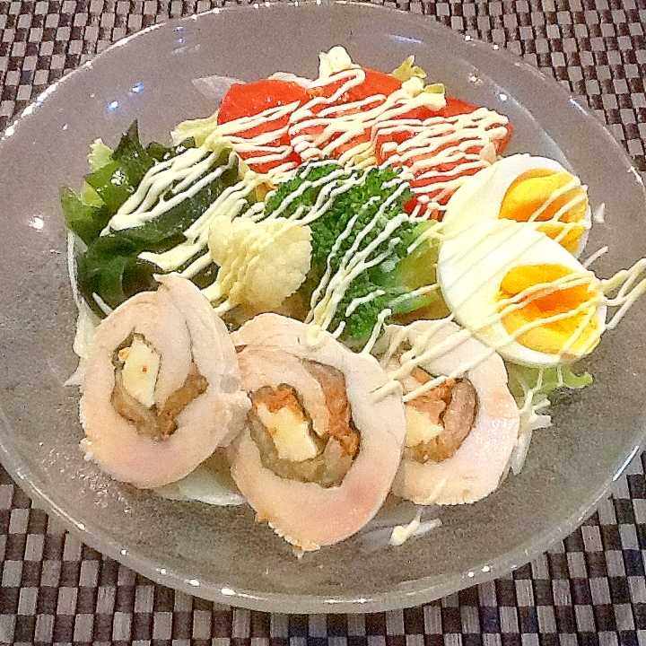 キムチ入りチキンロールのサラダ冷麺