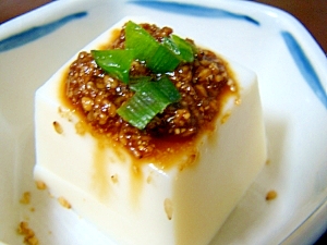 胡麻にんにくで食べるおつまみふく白子豆腐