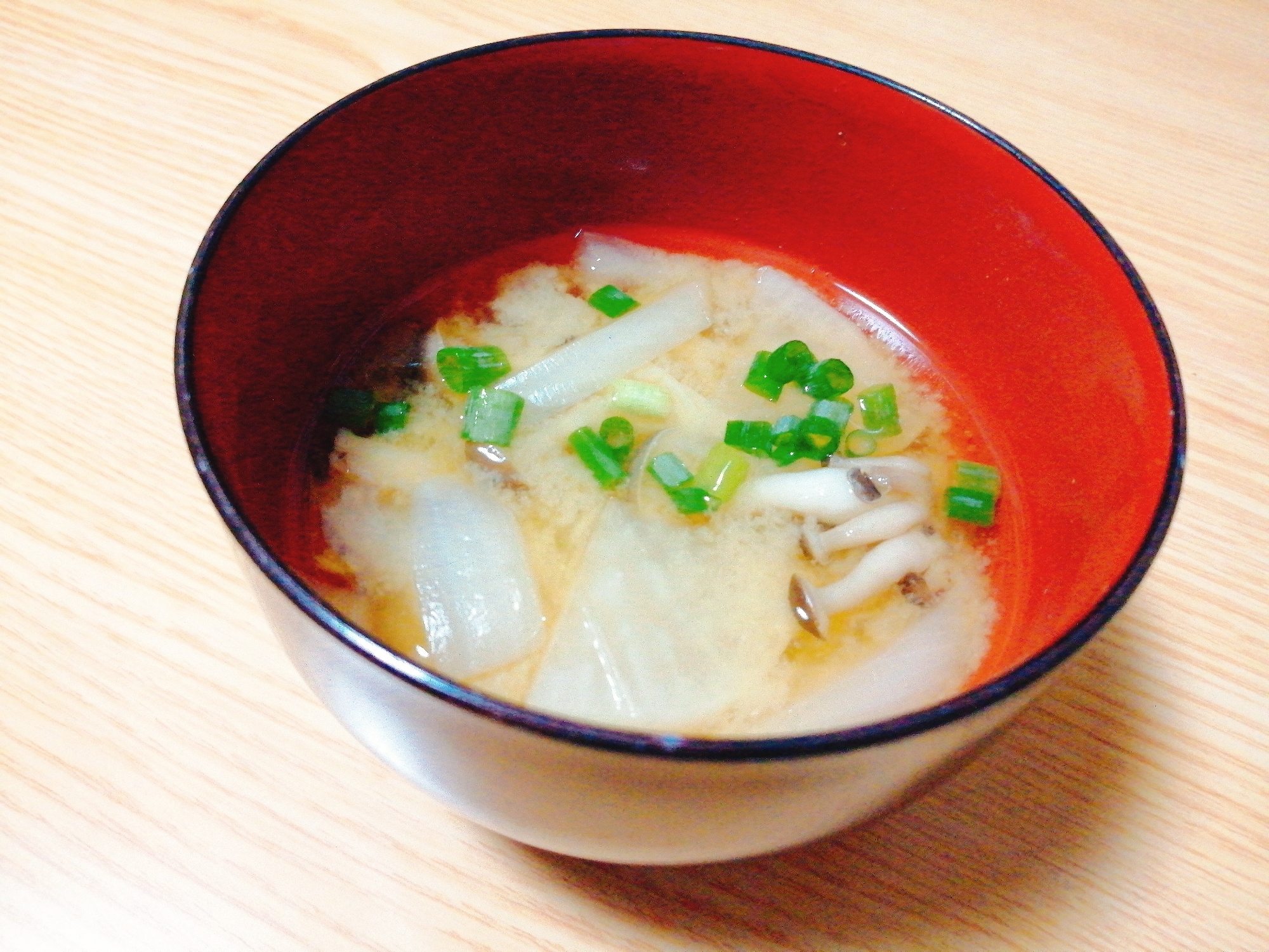 大根と玉ねぎとしめじと小ねぎの味噌汁