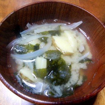 新じゃがと新玉葱とわかめのお味噌汁(白味噌椎茸だし