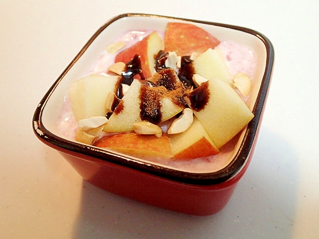 林檎とカシューナッツとショコシナモンの苺ヨーグルト