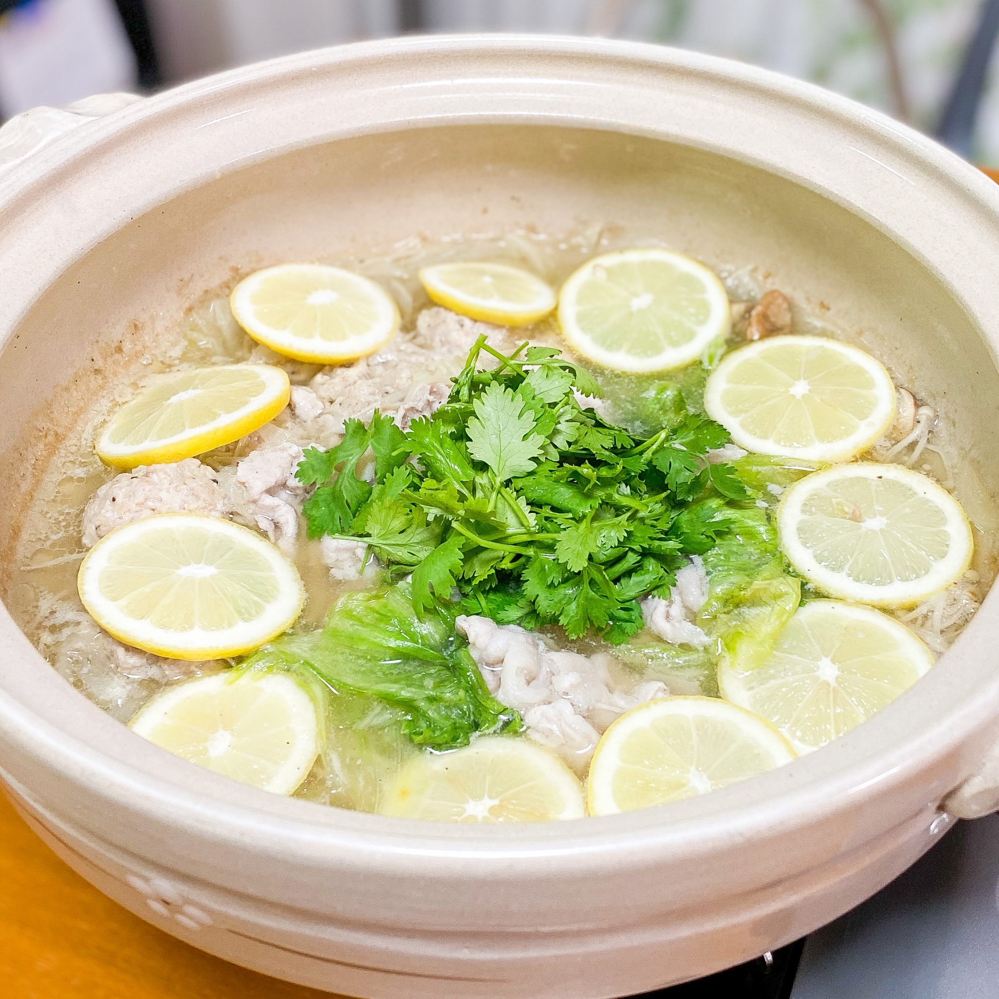白い鍋に入ったエスニック風レモン鍋