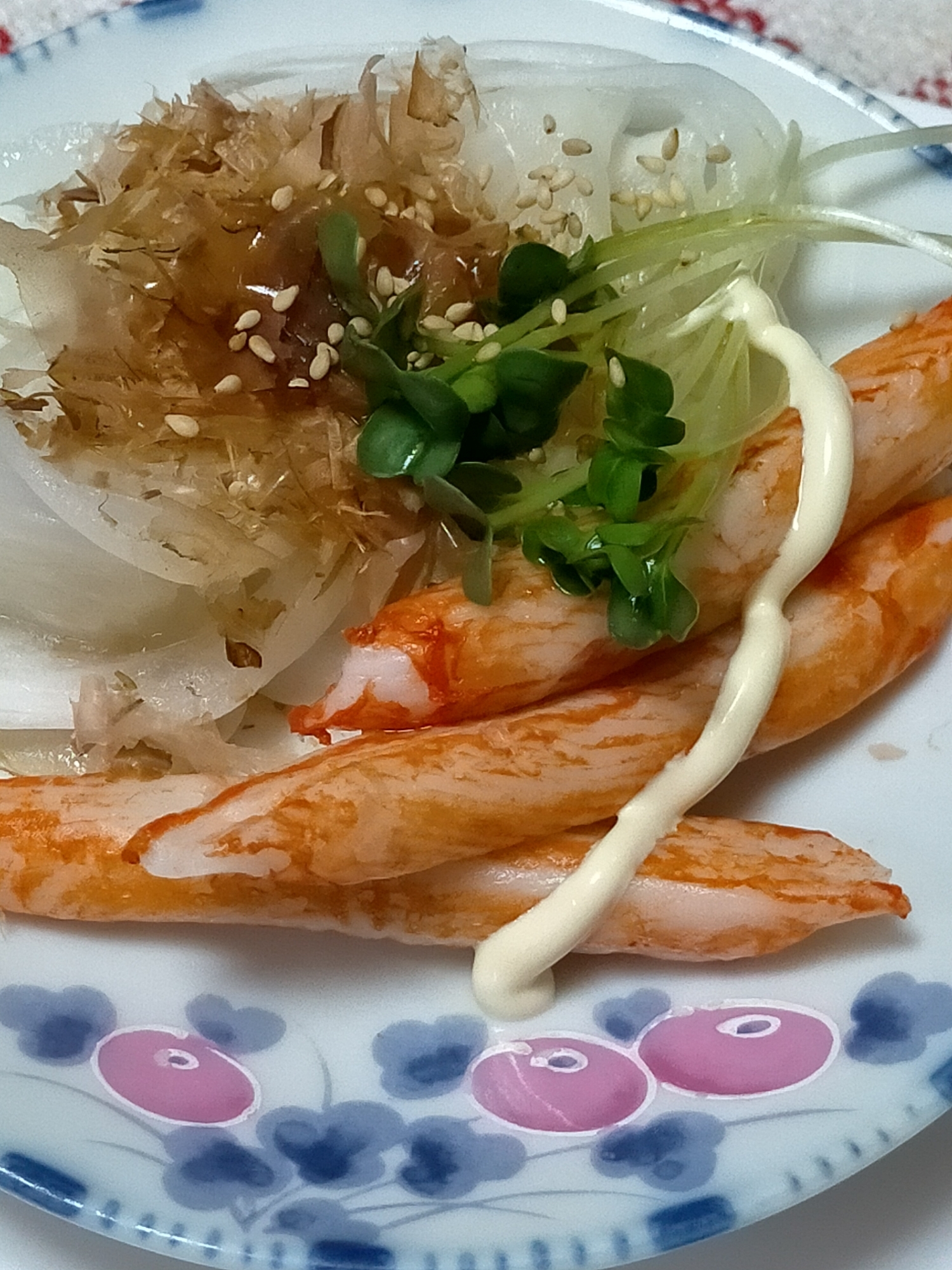 新たまねぎ＊カニカマ＊かいわれ大根のサラダだよ～♪