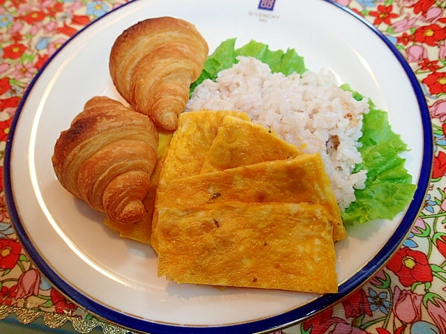 雑穀明太子チャーハンと平焼き卵とクロワッサン♬