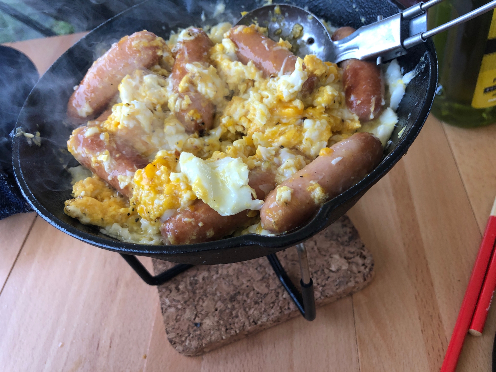 キャンプ飯♩スキレットでウィンナー卵炒め