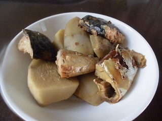 里芋にサバ缶のうまみがしみておいしい煮物が作れました。