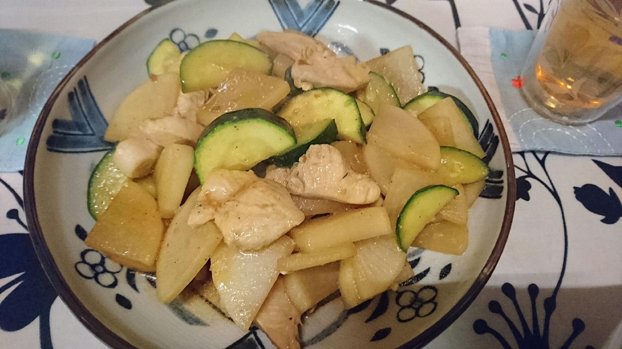 ご飯に合う！鶏肉とズッキーニのガリバタ大根