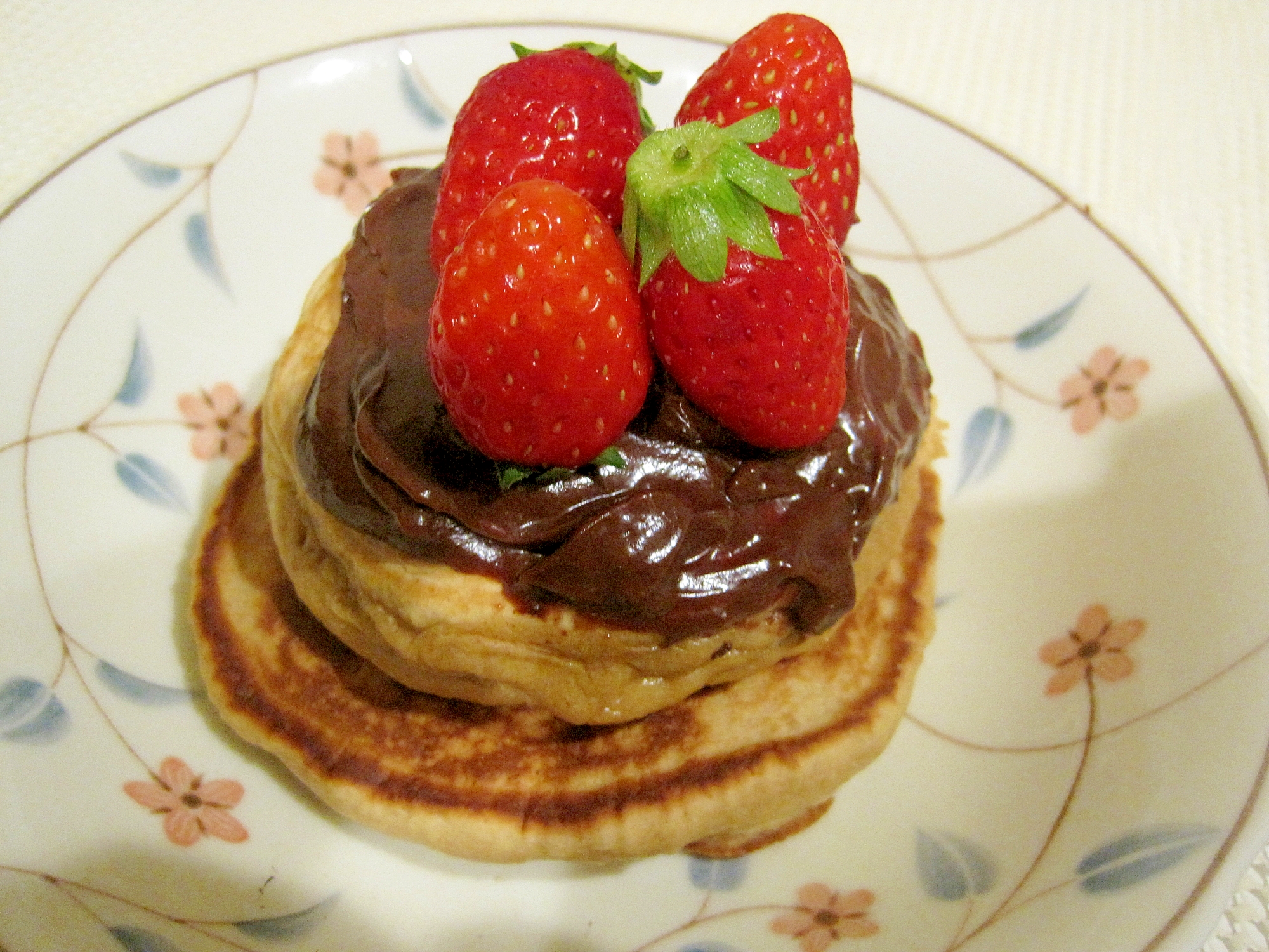 苺のチョコホットケーキ