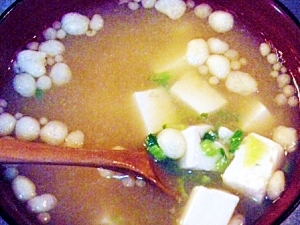 豆腐と大根葉と天かすのお味噌汁