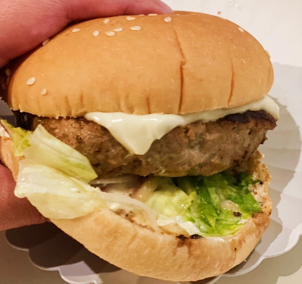 手作りパテで本格チーズバーガー