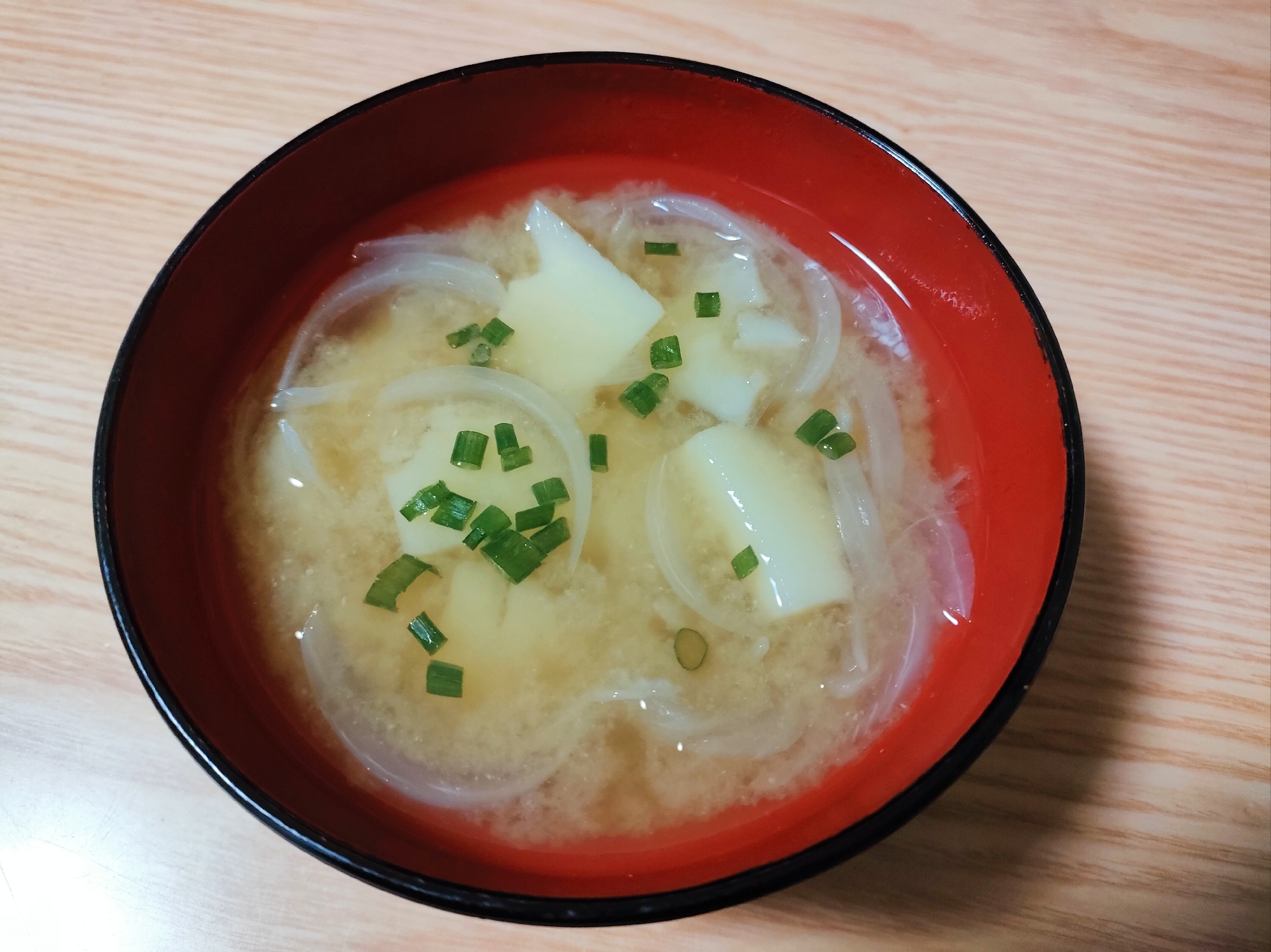 玉ねぎとじゃがいもと小ねぎの味噌汁