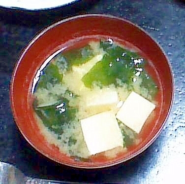 豆腐と生わかめの味噌汁