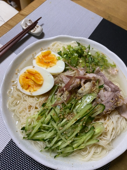 まるで焼肉屋さんの冷麺を食べているようでした！トッピングは家にあるものに変えましたが、何でも合いそうです。ご馳走様でした。我が家の定場にします。