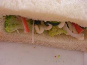 野菜とカニカマのサンドイッチ