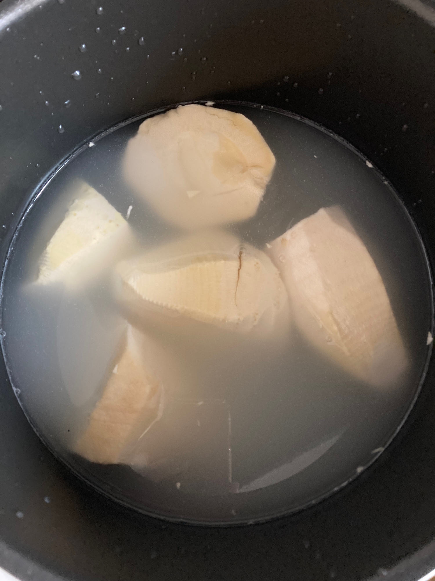 米のとぎ汁であく抜き!旬のタケノコ