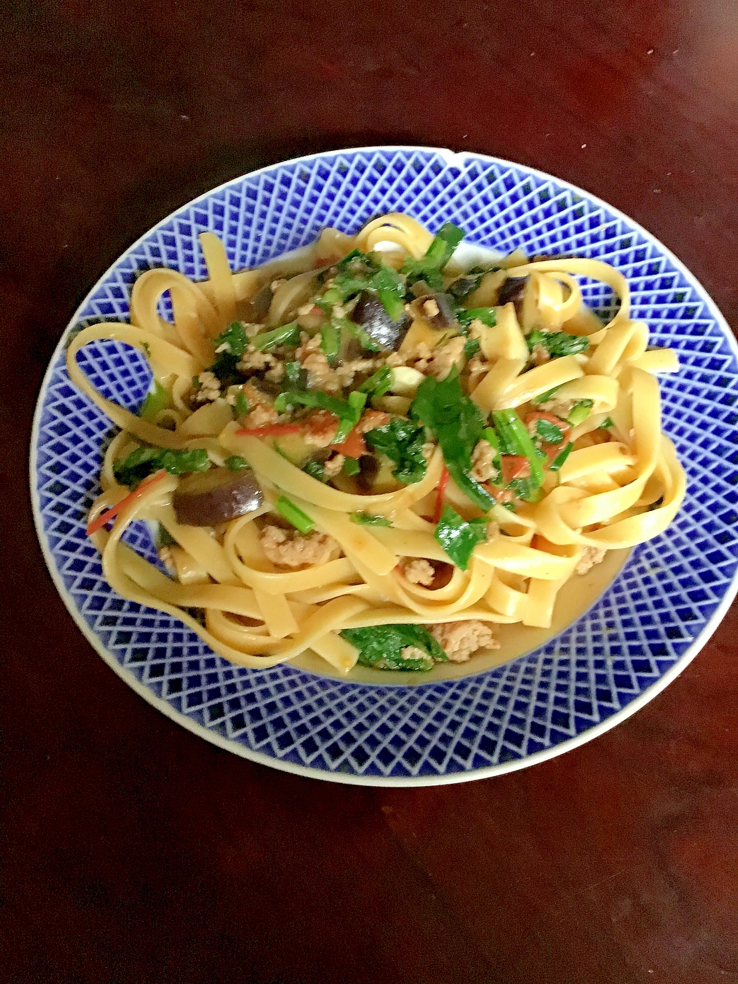 豚ひき肉とトマトと茄子とかき菜のフィットチーネ。