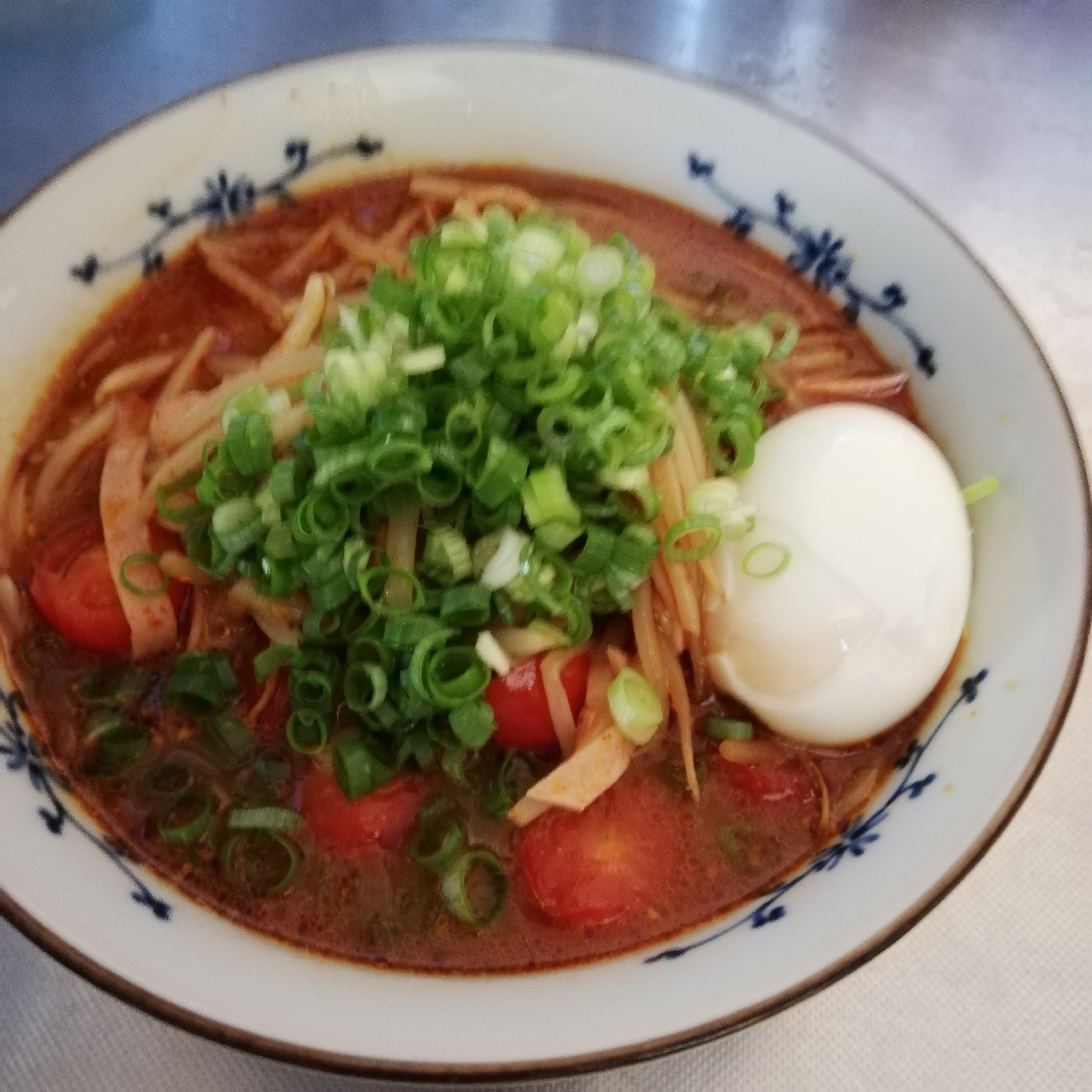 プチトマトとハムともやしのピリ辛ラーメン