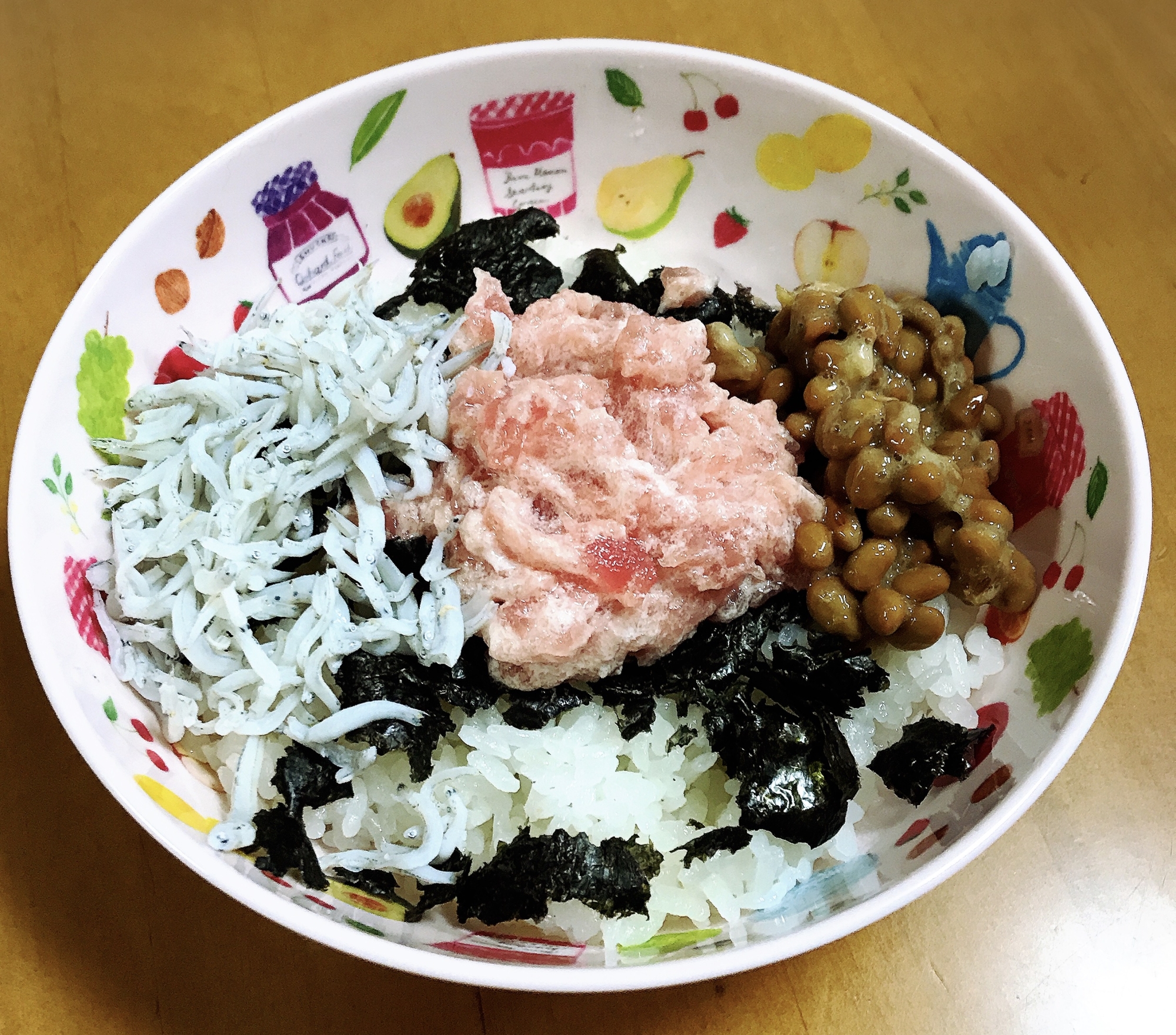 子供が喜ぶ！マグロの中落ち*しらす*納豆の三色丼