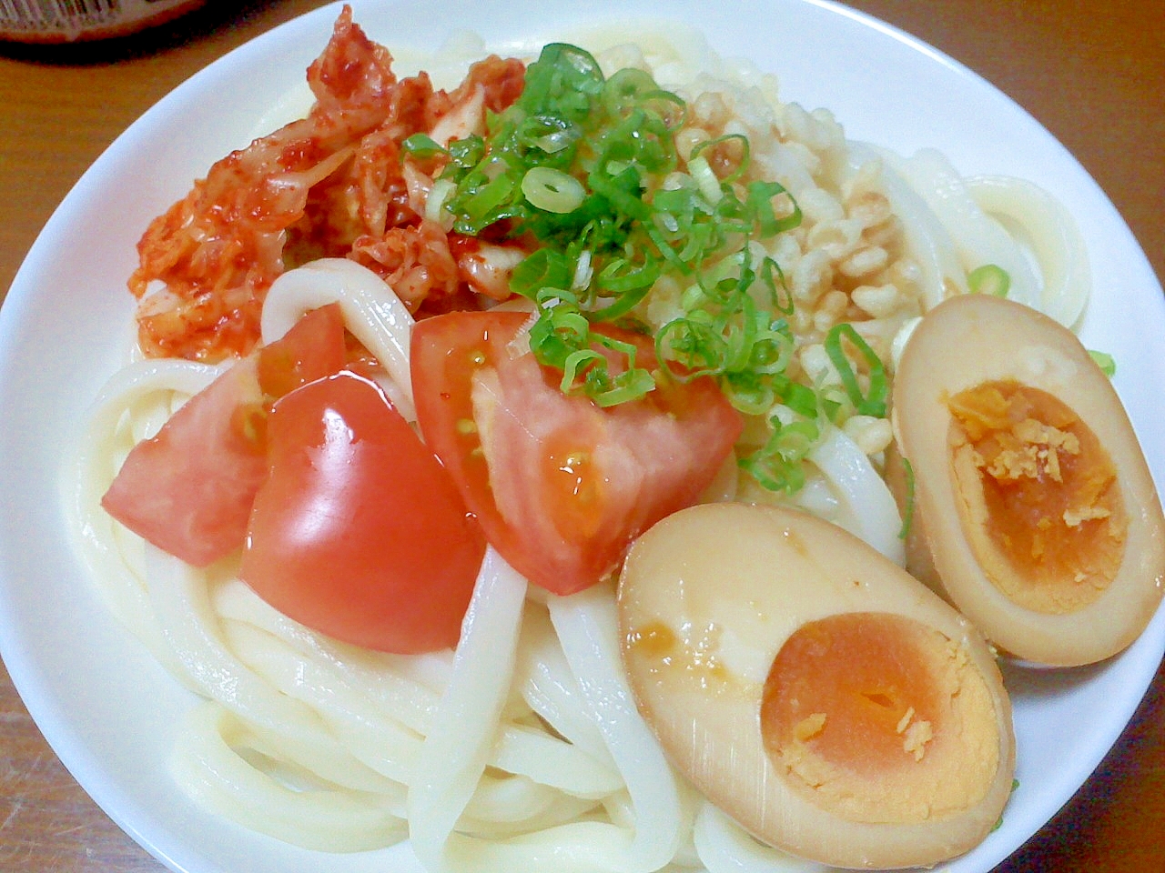 トマトとキムチと味付けたまごの冷やしうどん