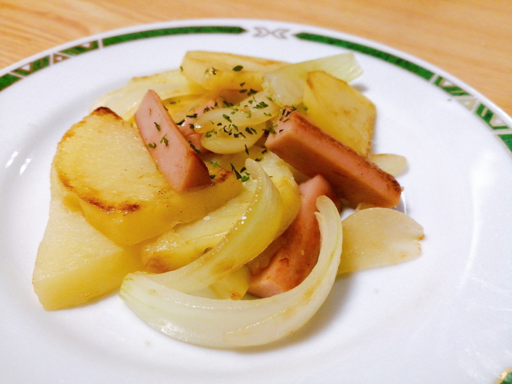 じゃがいもと玉ねぎと魚肉ソーセージのコンソメ炒め