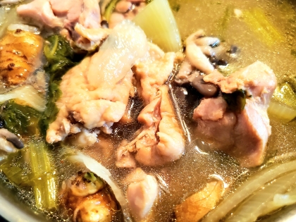 体の芯から暖まる☆キノコと鶏肉の薬膳スープ