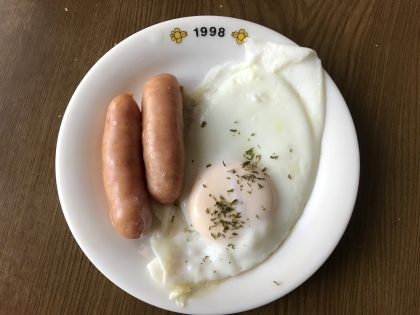 おはようございます♪目玉焼きとウインナー手早く出来て朝食にぴったりですね。とても美味しかったです！ご馳走様でした( ◠‿◠ )