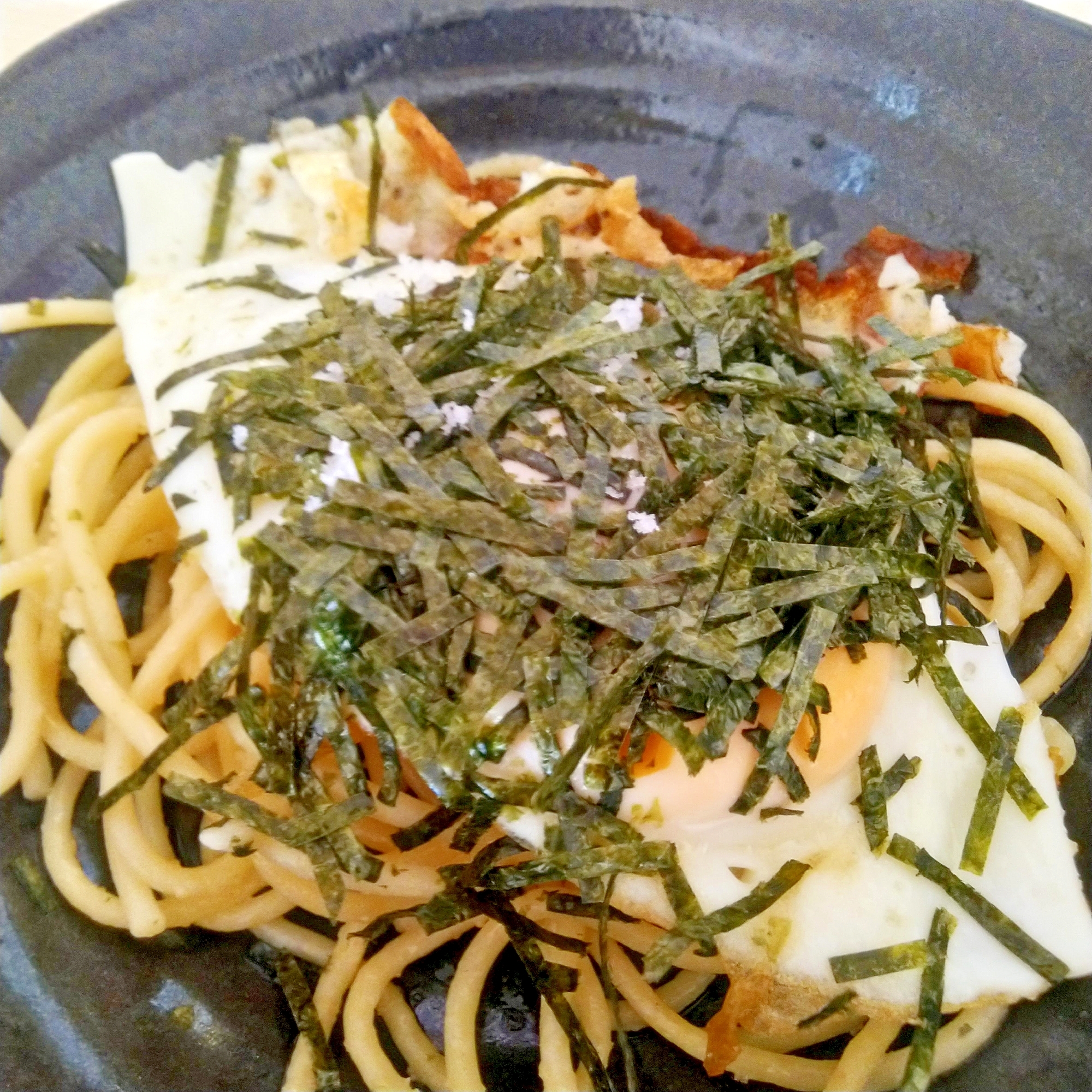 海苔たっぷり目玉焼きパスタ