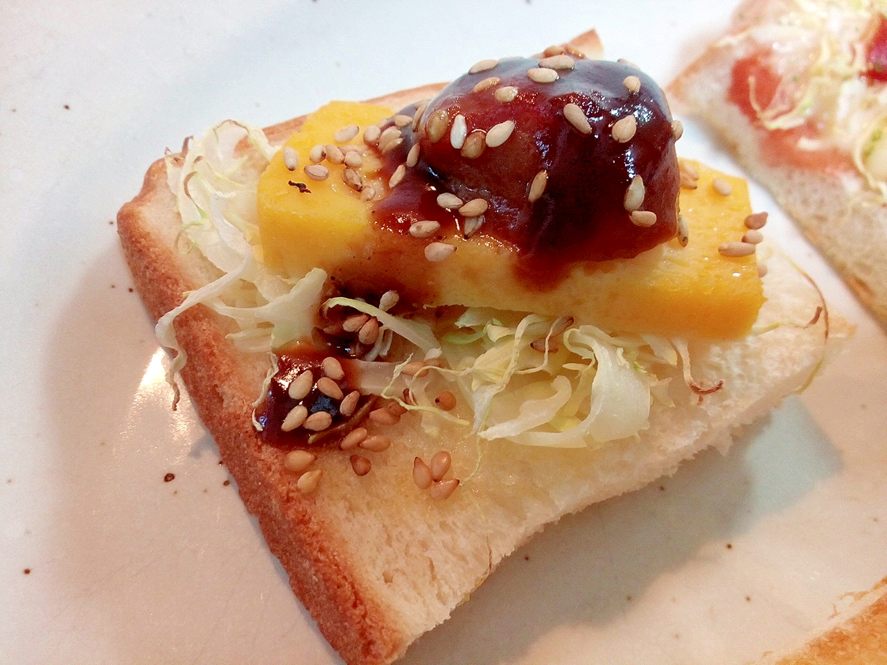 千切りキャベツと玉子焼きとミートボールのトースト