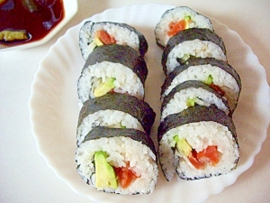 スモークサーモンとアボカドの巻き寿司 レシピ 作り方 By ドキンちゃんmico 楽天レシピ スモークサーモンとアボカドの巻き寿司 レシピ 作り方 By ドキンちゃんmico 楽天レシピ