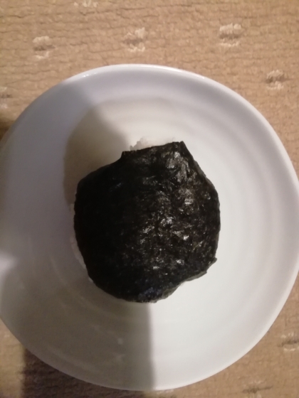梅干しとゴマのおにぎり