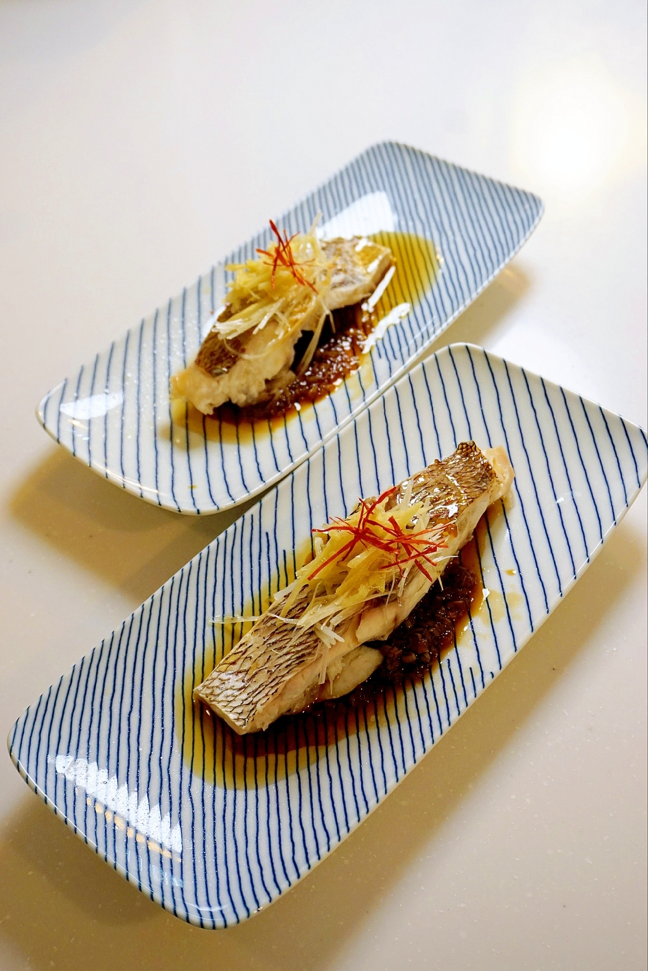 熱々のごま油をかけて本格的！鯛の中華蒸し