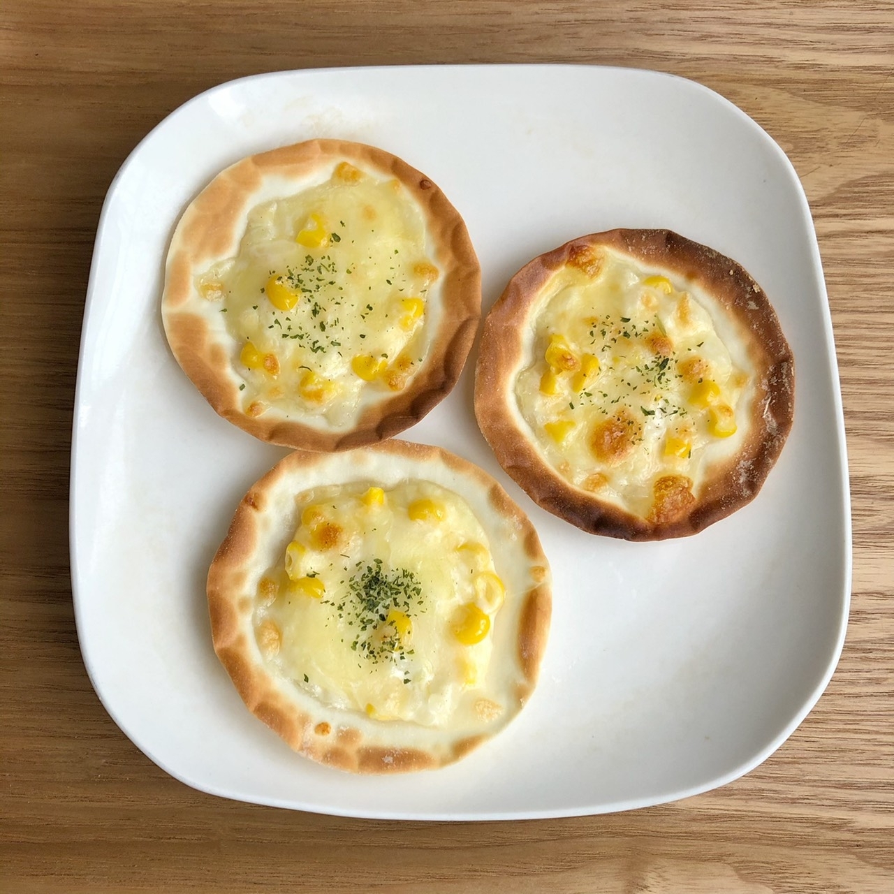 餃子の皮でマヨ玉葱コーンピザ