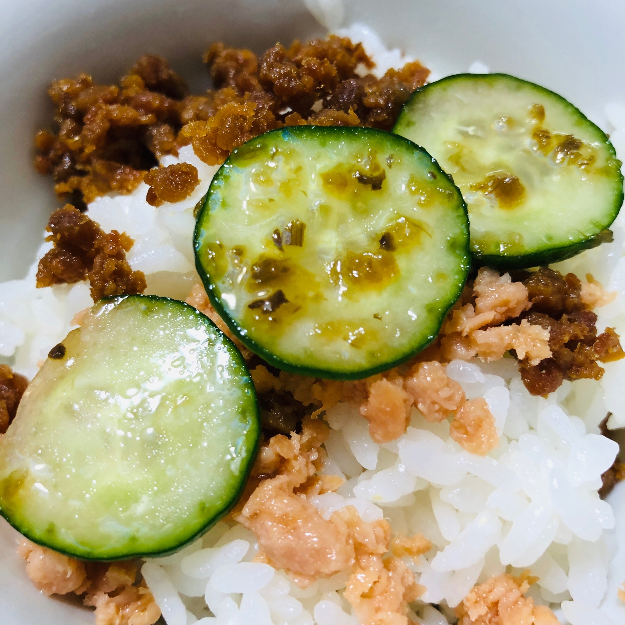鮭とそぼろときゅうりの三色丼