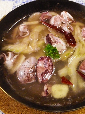 フライパンに入ったヒイカとセロリのアヒージョ