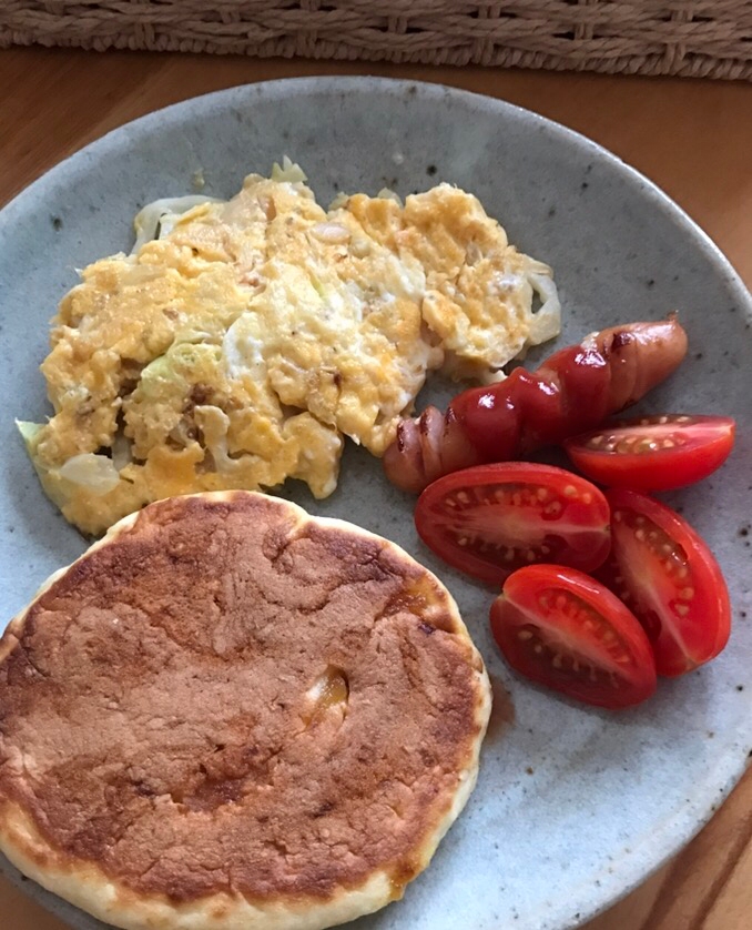 パンケーキとキャベツオムレツの朝ごはん