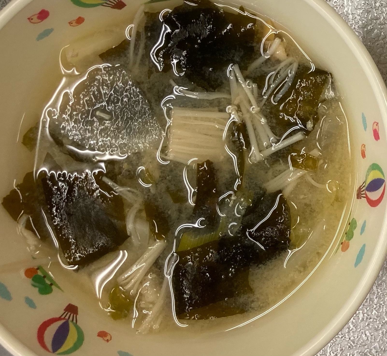 大根とわかめとネギとえのきとあさりの味噌汁