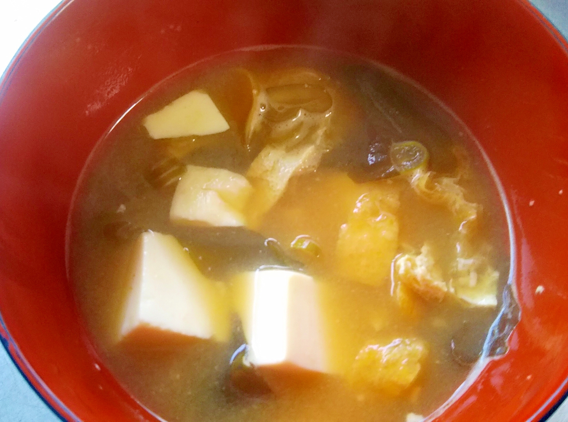 赤海老の出汁で豆腐と油揚げの味噌汁