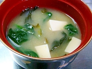 まな板いらずのお味噌汁♪ホウレン草・若芽・豆腐 レシピ・作り方 by